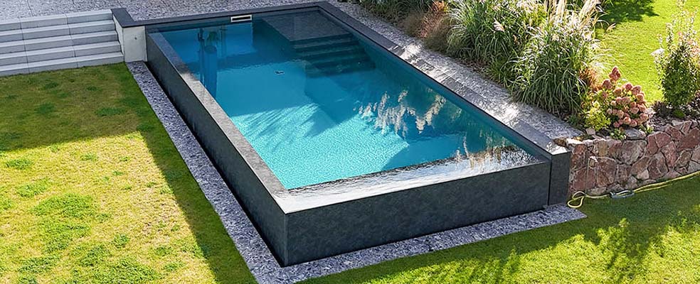 Maßgefertigter Betonpool für Privatgärten Großzügiger Betonpool mit Folie im privaten Garten – individuell geplant