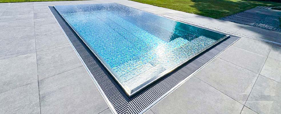 Hochwertiger Edelstahlpool mit nahtlosem Design Moderner Edelstahlpool mit nahtlos geschweißten Wänden und integriertem Überlauf