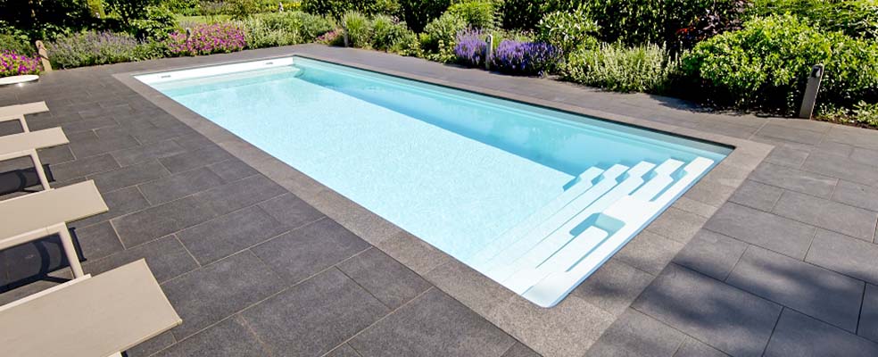 Flexibler GFK-Pool in freier Formgestaltung Glasfaserverstärkter Kunststoffpool (GFK) in eleganter Form und makelloser Oberfläche