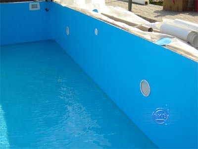 ausgekleideter Pool ohne Wasser