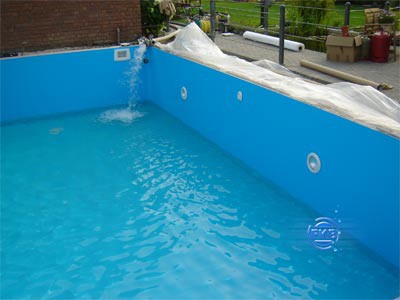 Befüllung des´ausgekleideten Pool