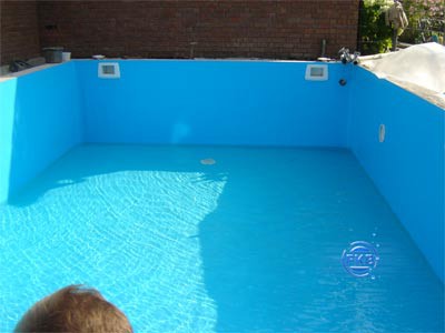 ausgekleideter Pool ohne Wasser