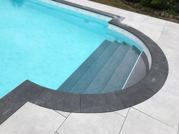 Rechteck-Pool 4x8x1,5m mit außenliegender römischer Treppe