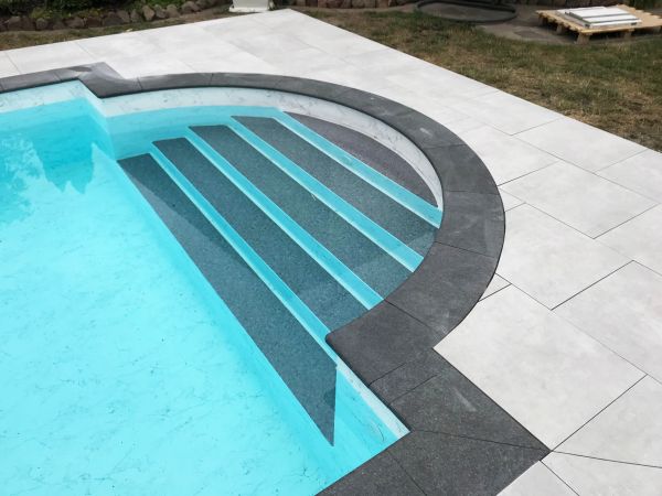 Rechteck-Pool 4x8x1,5m mit außenliegender römischer Treppe