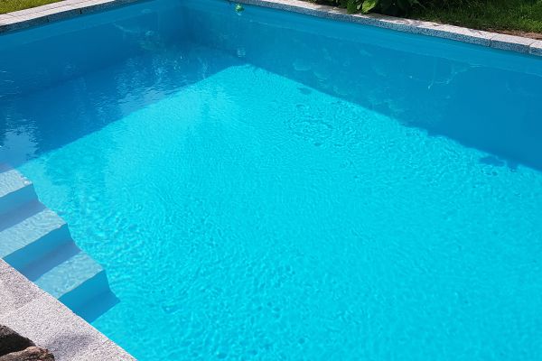 Folienauskleidung für Pool - RENOLIT ALKORPLAN in Türkis und Trittschutzfolie in Hellgrau